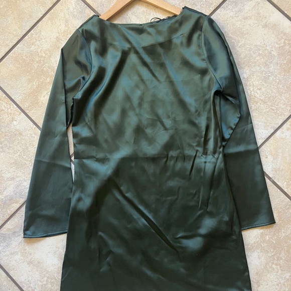 Klesis Elegant Green Satin Dress i - Picture 5 of 10